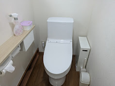 【使用前】ニトリのトイレ収納を置く前の状態。色は白系統で統一しているものの、いまいちスッキリしない印象…