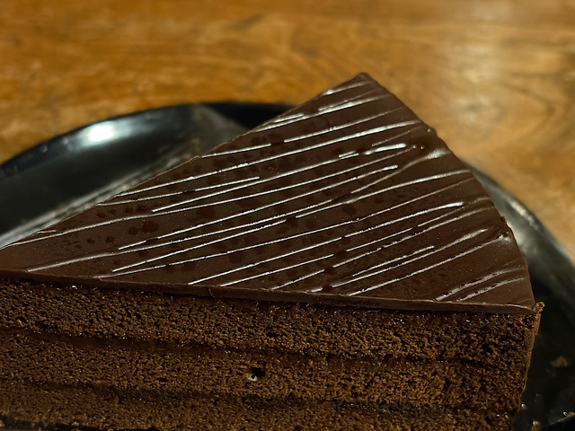 【コメダ珈琲店 アプリコットショコラ】ケーキ天面のツヤっとしたショコラが美しい