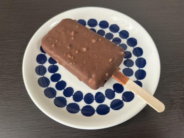 【セリア・ロイル　ブラックサンダーアイス】見た目から、チョコレートクッキーがたくさんはいっていると分かります