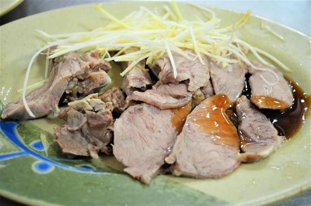 『環南米苔目』の新鮮な豚肉スライスは、朝なのに一杯やりたくなる