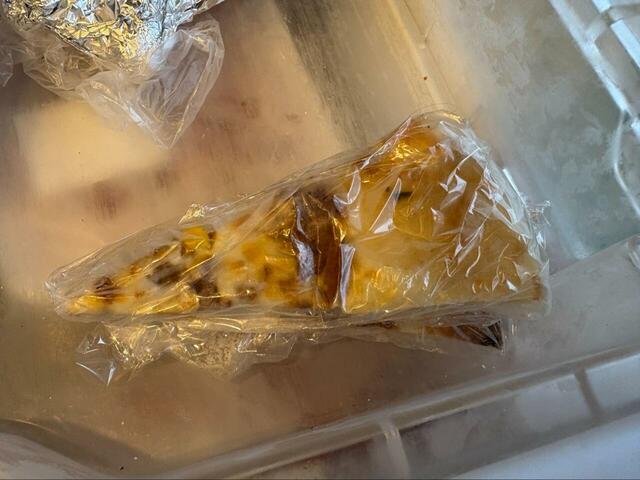 【ロピア テリヤキチキンピザ】ラップで包んで冷凍保存もOK♪1ピースずつストックしておけば、忙しい日も安心!