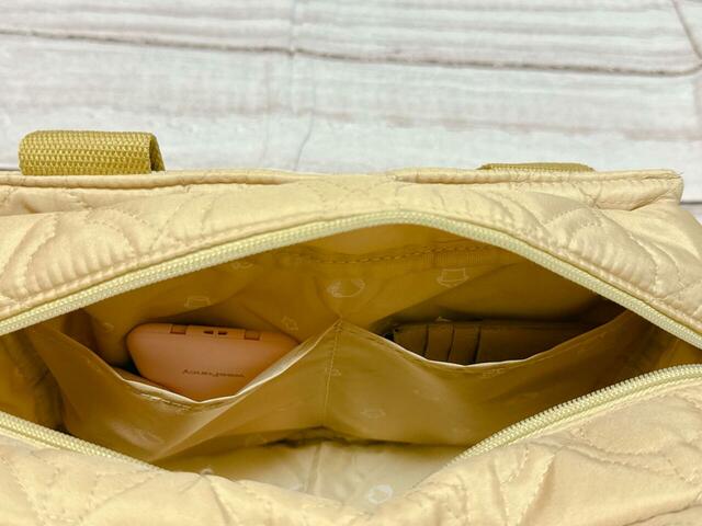 内側のポケットにはイヤホンやフラグメントケースを収納！