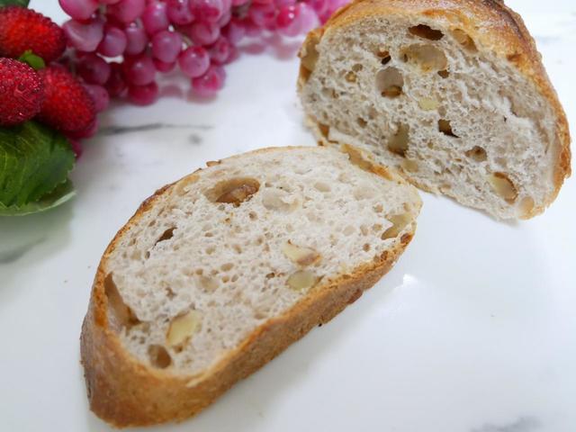 バターやチーズなどをのせても美味しいです。パン オ ノワ／324円（税込）