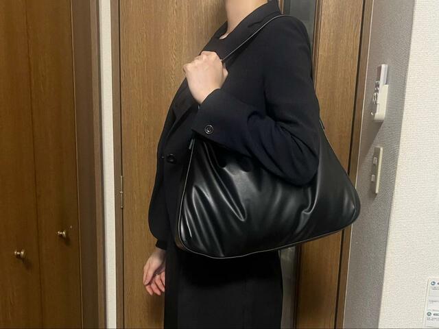 【UNIQLO:C　レザータッチパフィーバッグ】オンにもオフにも合わせやすい万能バッグです！