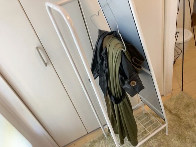 【ニトリ ハンガー付きスタンドミラー ストレージ2】ロングコートなど丈の長いものは裾が床についてしまうため、折り畳んで掛けるなどの工夫が必要