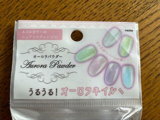 【セリア オーロラパウダー 2P】ブルー・パープルのセット、ホワイト・イエローのセット、ミント・ピンクのセットがあります