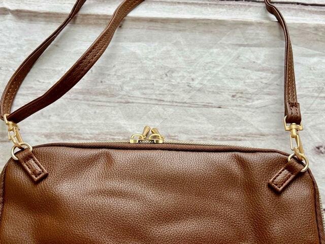 ストラップをつけてみました【SNOOPY（スヌーピー）タテでもヨコでも持てる！スマホショルダーBOOK BROWN】