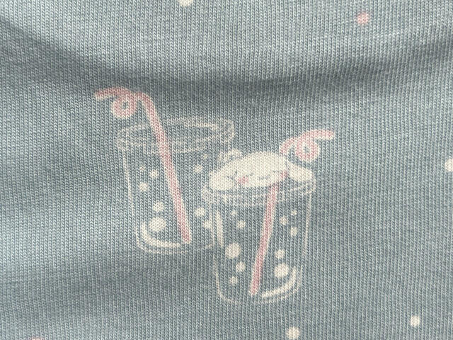 ソーダの中に入ってくつろぐシナモン。かわいすぎる…!