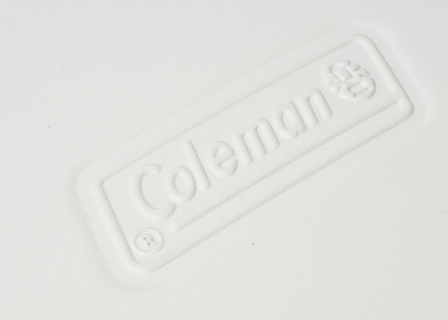 【『Coleman BRAND BOOK #08 保冷バッグ RED』(宝島社)】フタにもロゴ入り