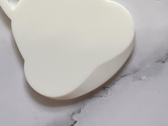 シリコーン素材なのでお皿やフライパンを傷つけずに汚れを落とせます