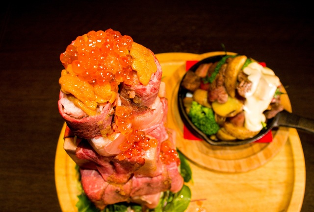 生ハム＆ローストビーフの升タワー（左）、３種の肉のチーズステーキマウンテン（右）