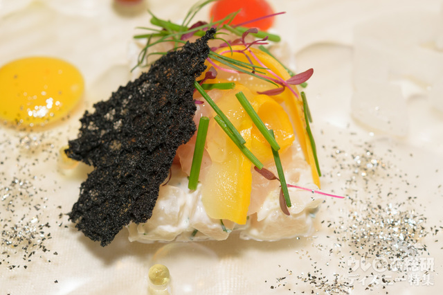 縞鯵のマリネ パプリカのクーリとシトラスフォーム　アオリイカのグリルと才巻海老を添えて｜オチェーアノ“ディズニー・パイレーツ・サマー” ディナーコース（2017）