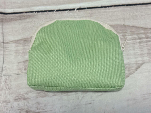 バックはシンプルな無地