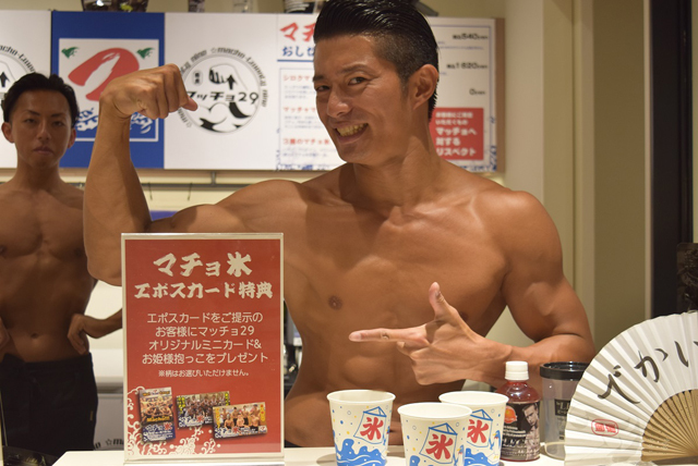 「全力でかき氷つくります！」イケメンマッチョのあつ～いフォトギャラリー