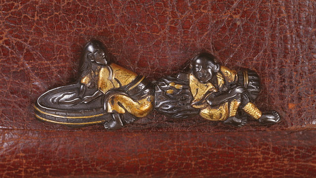 たばこ入れ：「蒲団革腰差したばこ入れ」前金具 / 赤銅桃太郎爺婆姿彫り