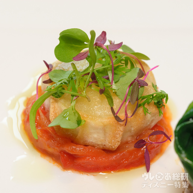 ハーブを纏った仔羊のローストとオニオンのカラメリゼ　シェーブルチーズのパートブリック包みとミントのオイル｜オチェーアノ“ディズニー・パイレーツ・サマー” ディナーコース（2017）