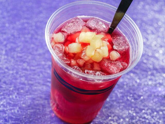 スパークリングカクテル（赤ワイン、アマレット、ピーチ、アップル） 830円｜東京ディズニーリゾート「ディズニー・ハロウィーン」スペシャルメニュー｜販売店舗：東京ディズニーシー「ドックサイドダイナー」｜販売期間：2025年9月16日（火）〜10月31日（金）