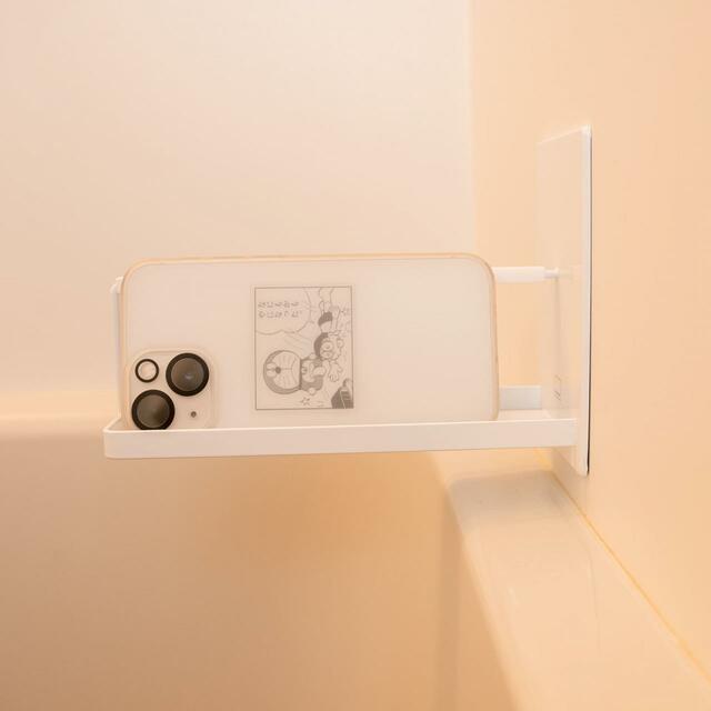 「山崎実業 マグネットバスルーム スマートフォンスタンド」だいぶ壁側に寄らないといけません