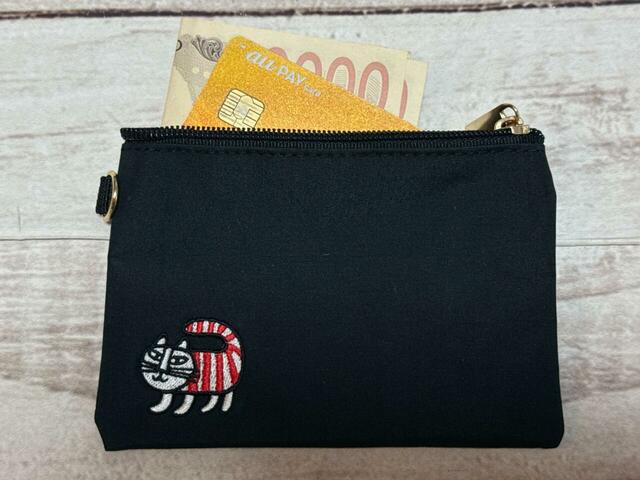 Sサイズは紙幣やカード類が入る大きさでミニ財布としても使えます