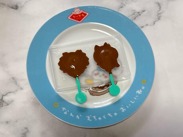 冷蔵庫で1時間冷やします。傾いたりしないようにお皿に乗せるのがおすすめ