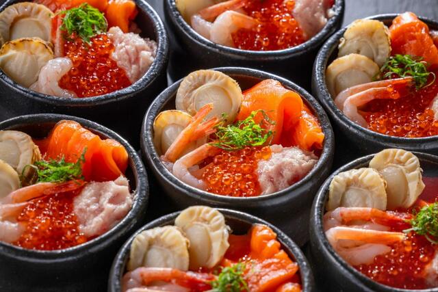 「ミニ海鮮丼」＜ランチ5,000円～、ディナー6,500円～＞【海鮮乗せ放題＆カニ食べ放題の北海道ブッフェ】
