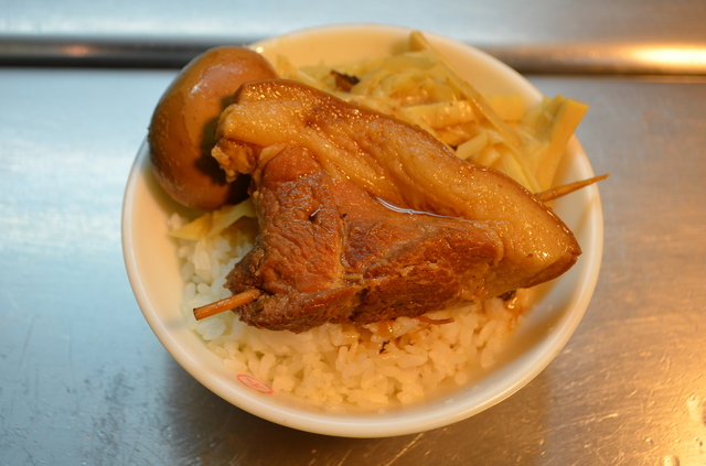 この竹串を持ち上げて、がぶり。誰がこの誘惑にあらがえようか？　「知高飯」の控肉飯。