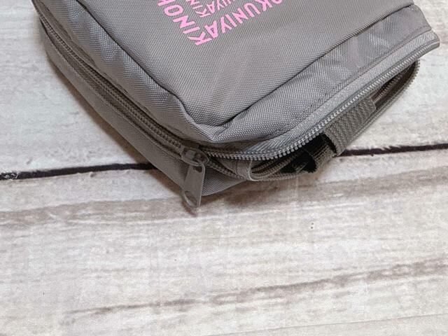 バッグの底マチ部分のファスナーを閉じることでコンパクトに折りたたみが可能！