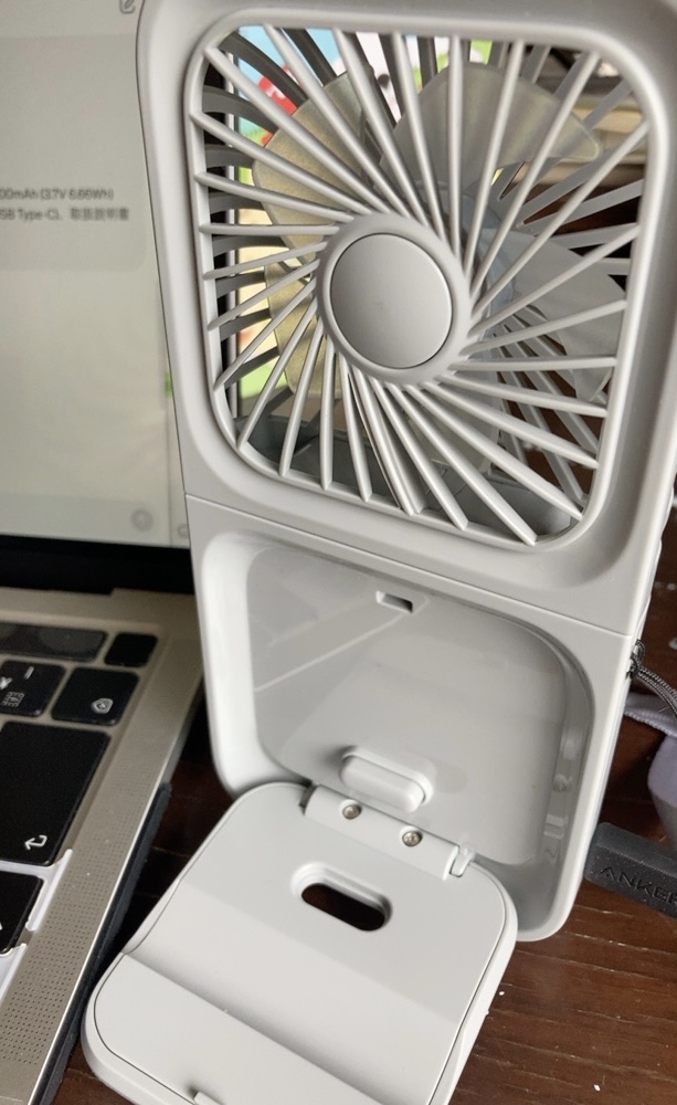 【3COINS 4WAYハンディファン】スマホを乗せず卓上ファンとしても使えます