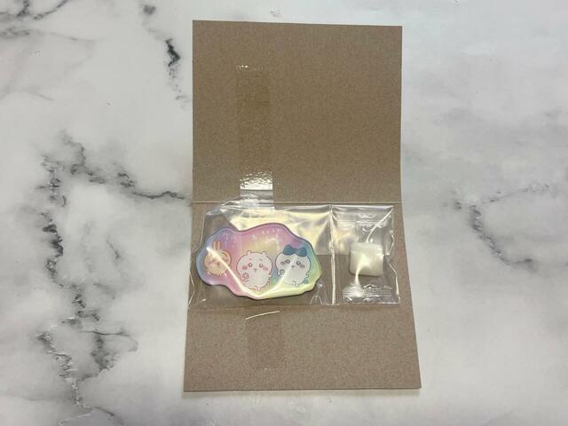 ボール紙を開けるとマグネットが登場！