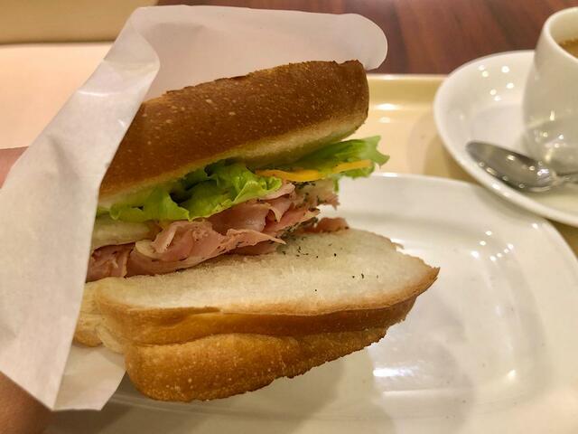 【ドトールコーヒーショップ モーニング・セットB】パストラミポークの燻製の風味が強くて美味しい