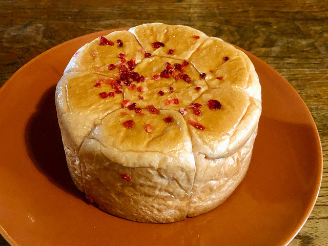 【むさしの森珈琲　ちぎりパン＜ストロベリー&ミルク＞（小）】温めるとドライベリーの香りがふわっと部屋に広がります