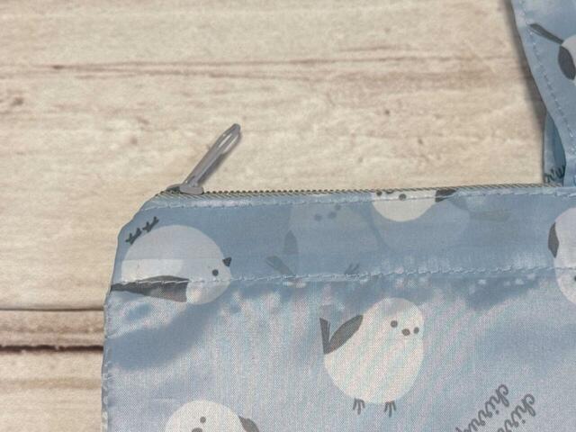 ファスナー付きなので安心して持てます♪