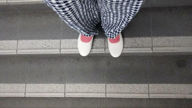 【無印良品 軽量 かかとが踏めるスニーカー】段差や駅の階段も問題なく歩けました♪