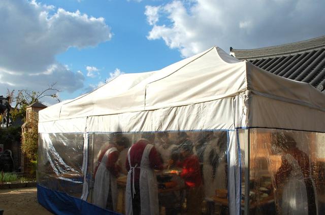 テントの中でビビンパ作りを体験する生徒たち