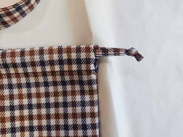 裾の紐を引っ張ると巾着に