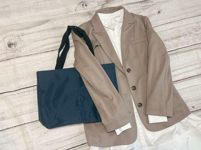 ジャケットとミニワンピースのコーデに合わせてもかわいい