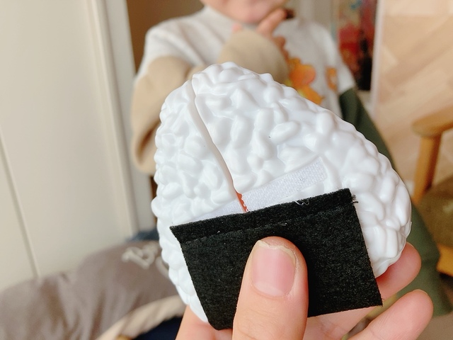 【セリア ままごとおにぎり】作って渡してくれました