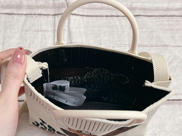 内側はポケットなどはないシンプルな作り