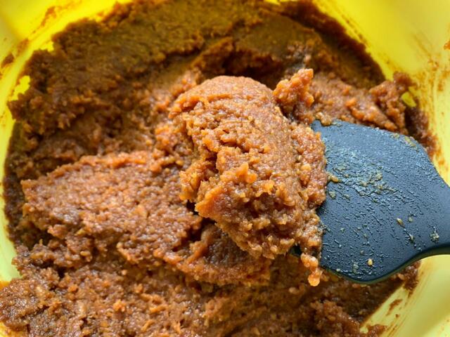 【自家製みそ作り】去年仕込んだ米麹の甘口みそ。半年後にこのぐらい熟成が進めば完成