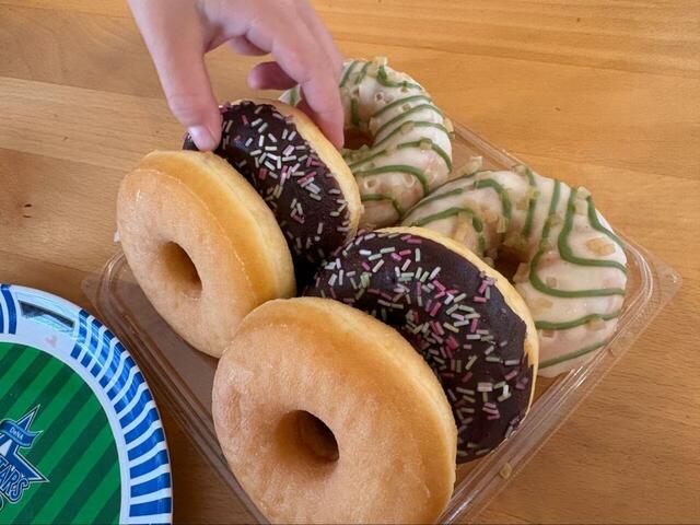 【ロピアドーナツ4種アソート】ココア風味のドーナツは、チョコアイシングにカラフルなスプレーが施されており、見た目の楽しさと食感の楽しさが同時に味わえました◎