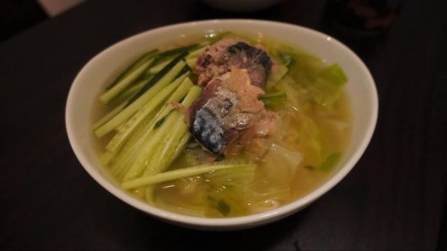 5分経ったらスープごとお皿に注いで完成！