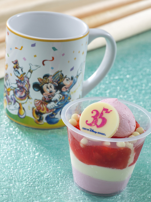 ストロベリーカップデザート、スーベニアカップ付き 780円|東京ディズニーランド「スウィートハート・カフェ」|2019年1月9日〜3月25日|「東京ディズニーリゾート35周年グランドフィナーレ」スペシャルメニュー