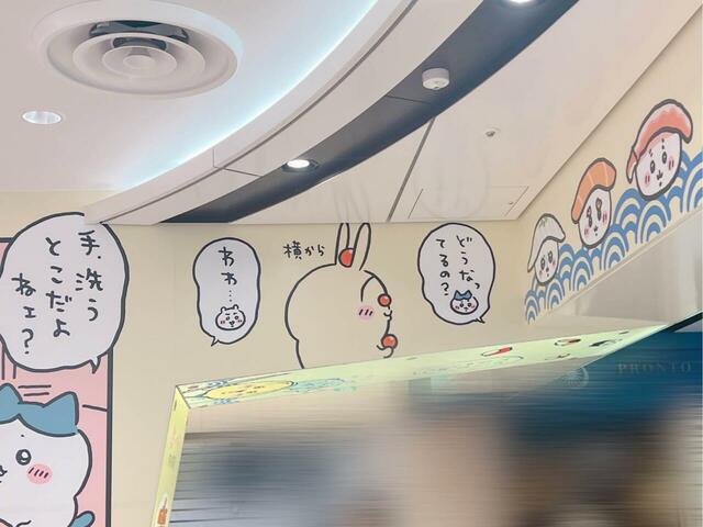 のぞみ広場の頭上の装飾。イクラスタイルのうさぎの横からのスタイルが描かれています♪