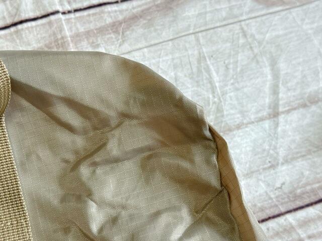 カラーはこなれ感たっぷりなくすんだカーキ