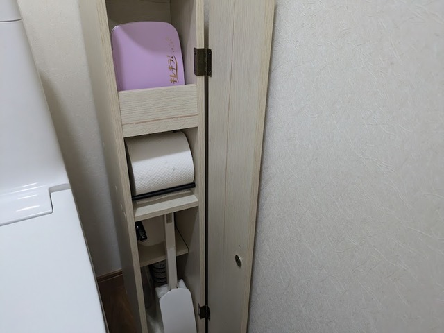 【ニトリ トイレ収納（トゥール）】上から順にお掃除シート、トイレットペーパー、奥の2段の棚に掃除スプレー類、手前にトイレブラシを収納！