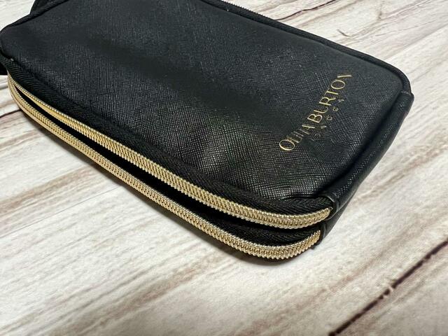 【OLIVIA BURTON（オリビア・バートン）MULTI SMARTPHONE SHOULDER BAG】角が丸いフォルムなので、ブラックでもかっちりしすぎないのも◎