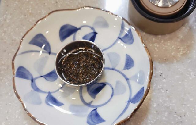 茶こしは、小皿などの受け皿に置いておくのがおすすめ