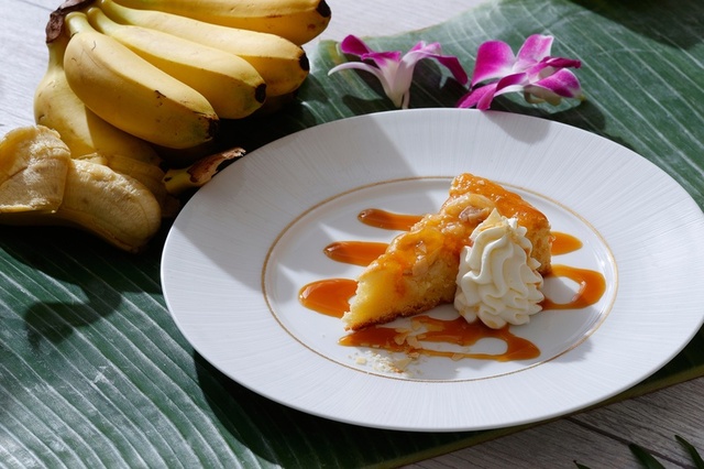 ファーストディッシュとしてバナナケーキを提供【トロピカルフルーツシャワー スイーツブッフェ】