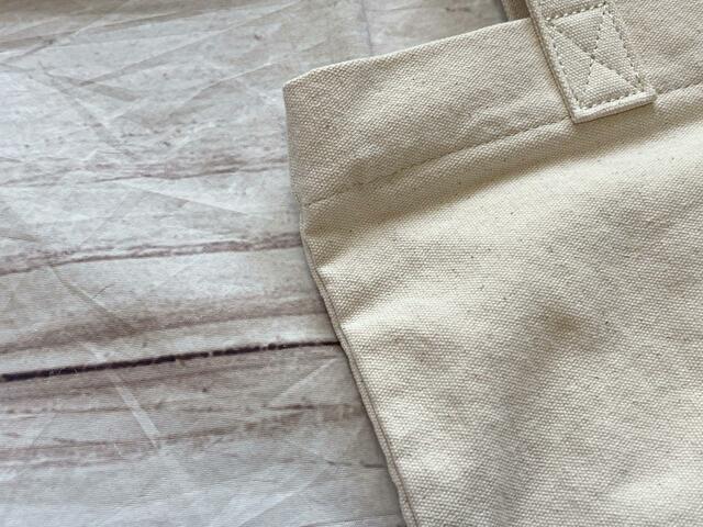 オフホワイトのコットンキャンバス生地