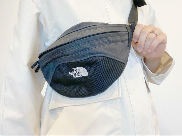【GU マウンテンパーカ】アウトドア要素の強いボディバッグとも相性抜群◎